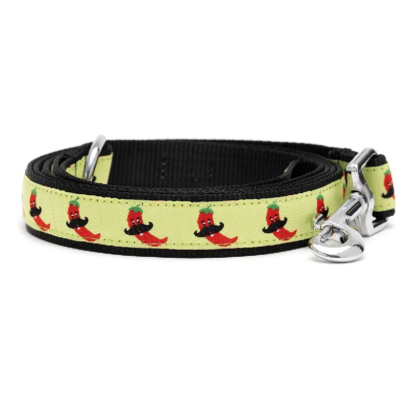  . **Pet food bowl is anti-slip design**Chili Pepper Dog Leash
